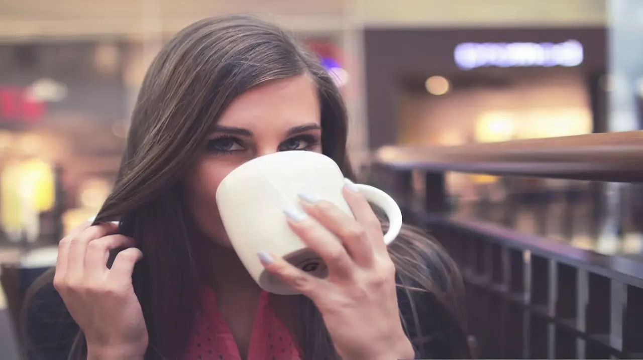Elegir siempre la misma taza o sentarse en el mismo lugar: qué revela este hábito