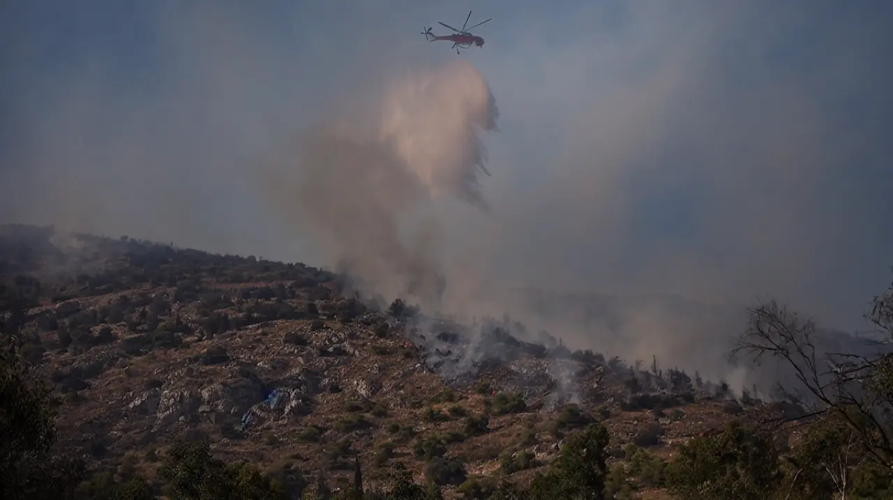Dos helicópteros de bomberos chocan en el aire en Ática durante un incendio cerca de Atenas