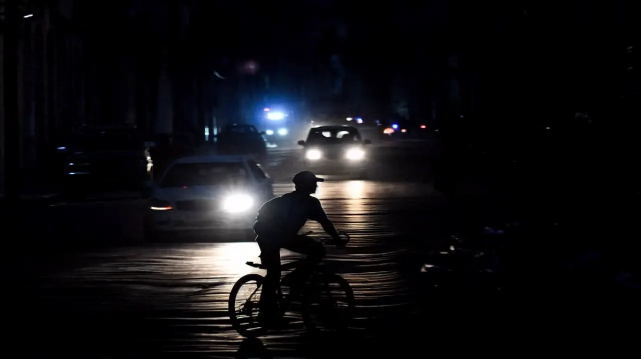 Un nuevo apagón deja a media Cuba a oscuras y agrava la crisis eléctrica