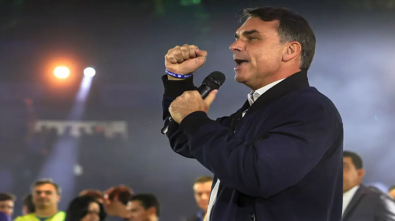 Flavio Bolsonaro tropieza en su armado y se complica la búsqueda de aliados