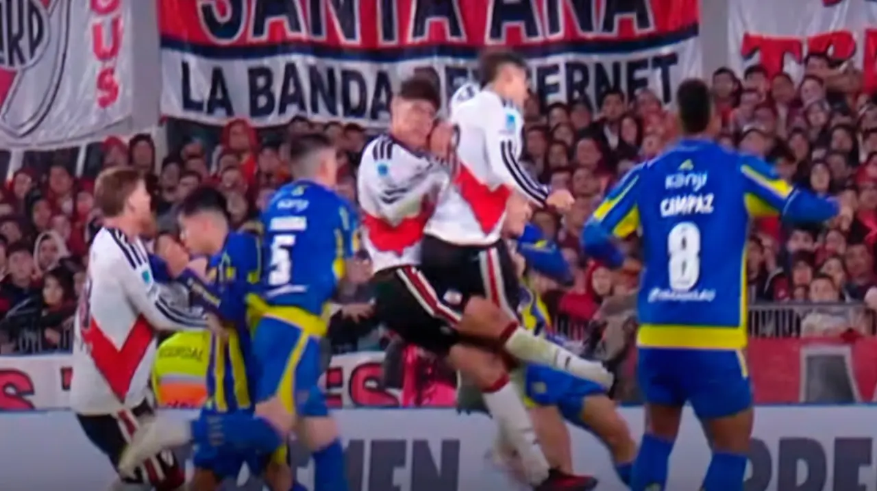 Un fuerte choque de cabezas interrumpió el duelo entre River y Rosario Central en el Monumental