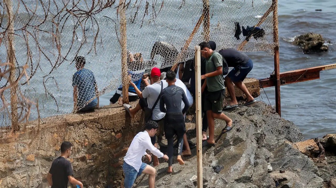Albares pedirá solidaridad en la UE y respalda la actuación de Marruecos tras la crisis de Ceuta