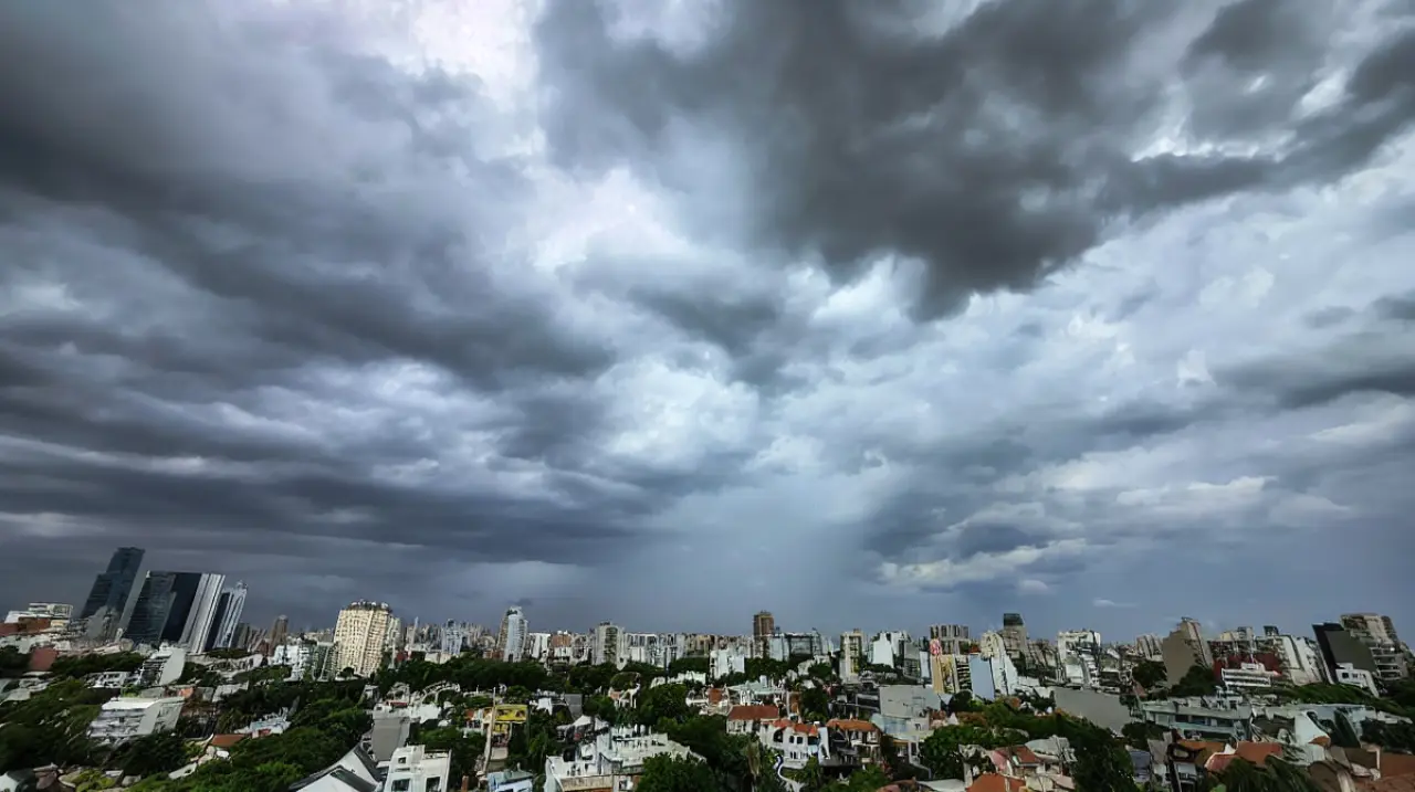 Frío, nubes y lluvias aisladas: así estará el tiempo en el AMBA esta semana