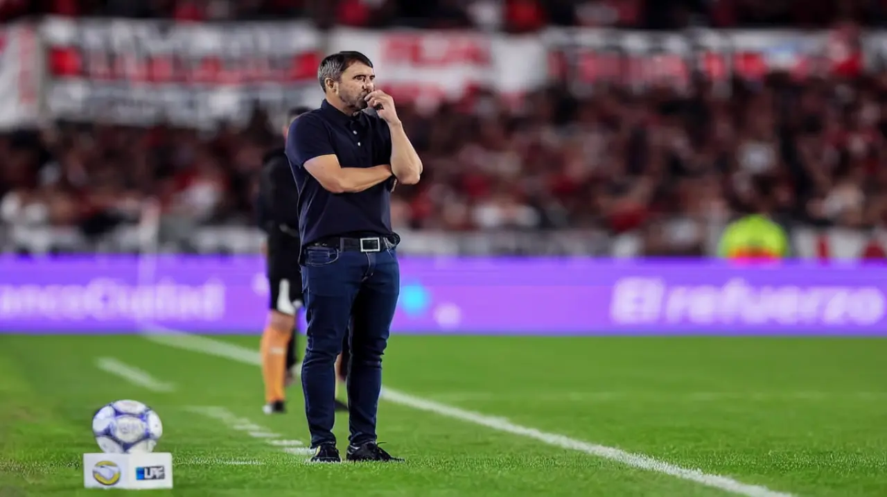 River, en caída libre: Coudet habló con Di Carlo y el club intenta sostener el proyecto