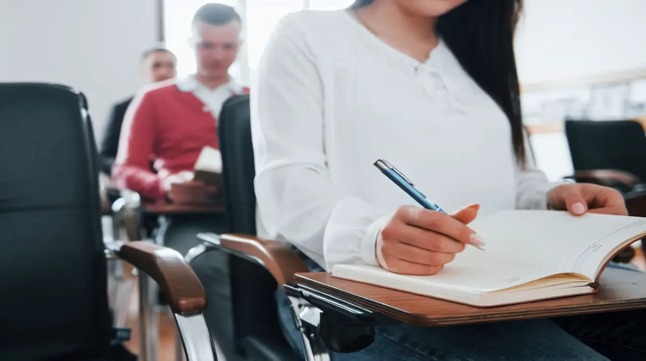 La estafa de los “estudiantes fantasma” gana escala con IA en escuelas y universidades