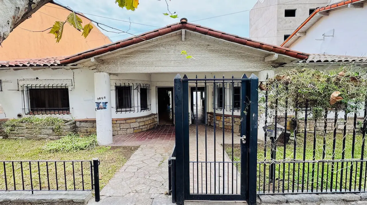 Dos casas a punto de ser demolidas se convirtieron en una obra de arte efímera