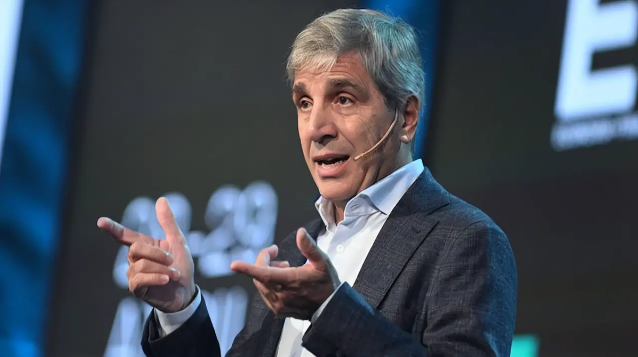 Caputo defendió el rumbo económico y dijo que la industria cayó 10% entre 2011 y 2023