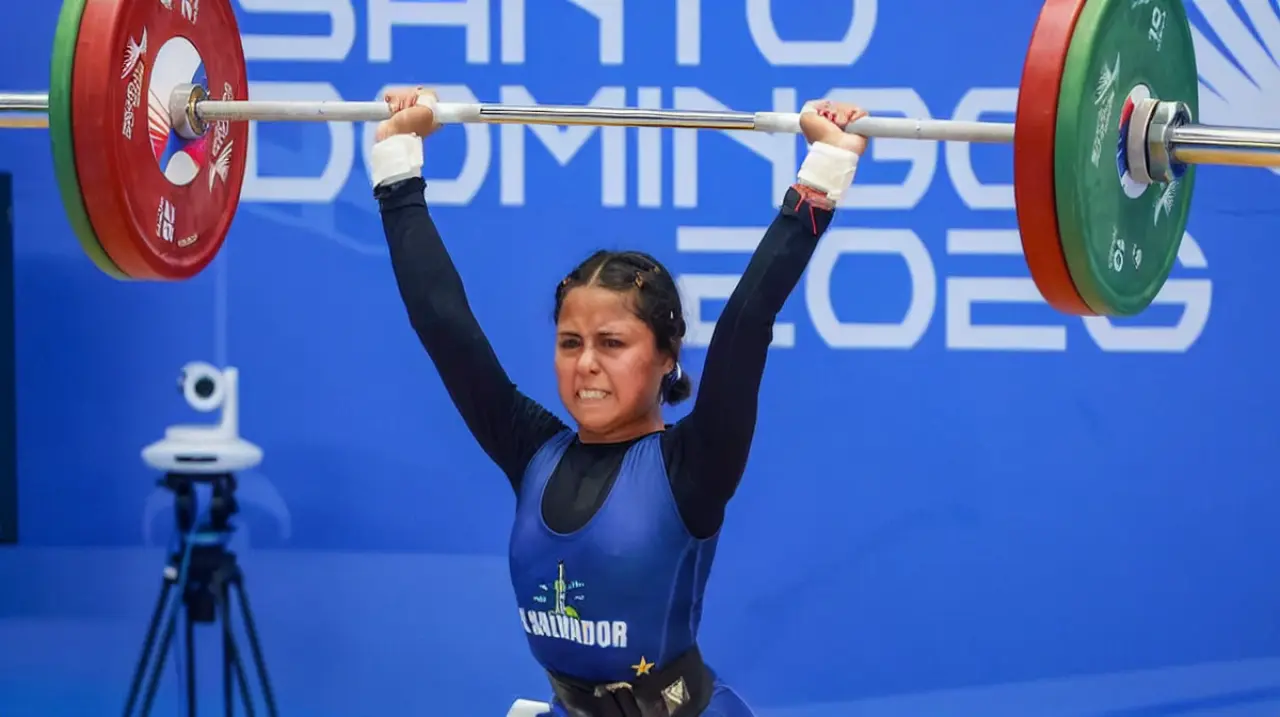 July Mendoza gana bronce y consolida su ascenso en la halterofilia salvadoreña