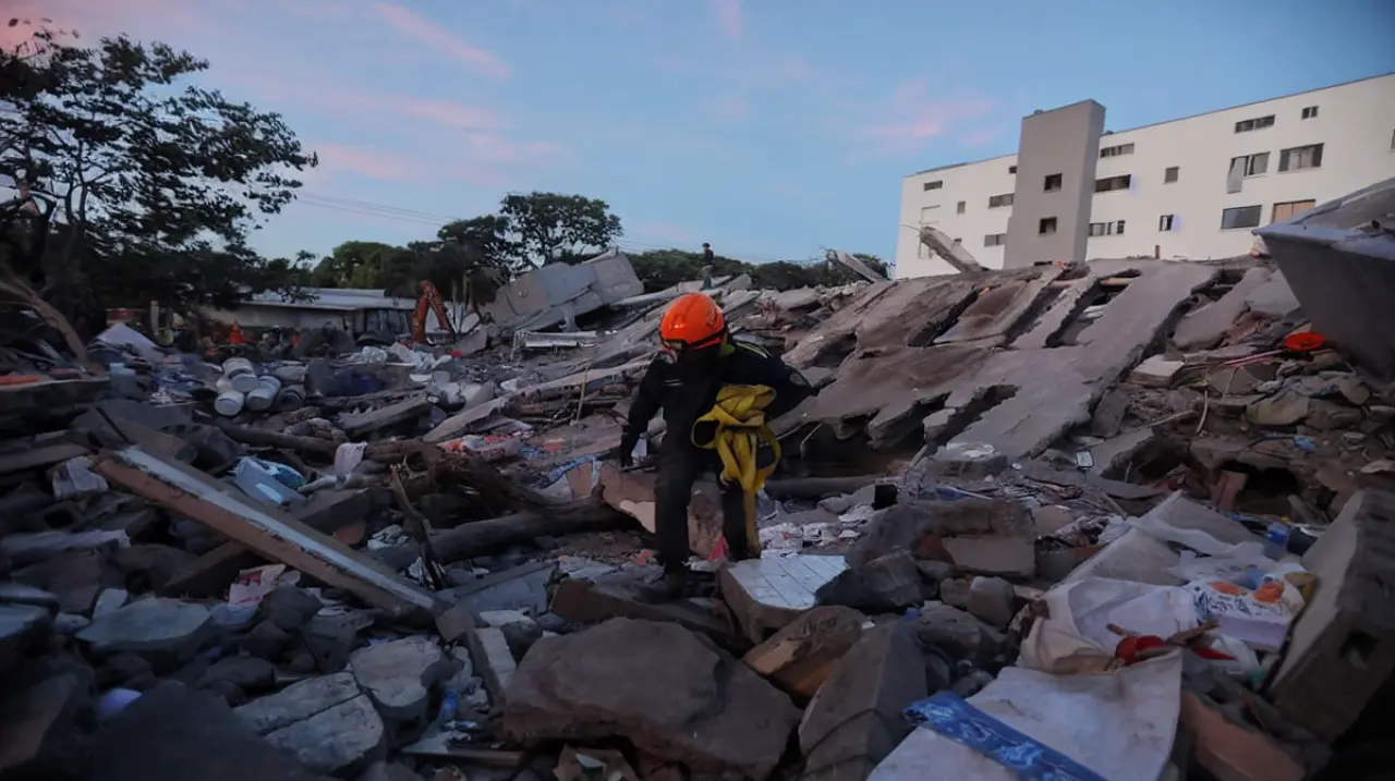 Colombia bajo emergencia tras un sismo de 7,4 que dejó 240 muertos y miles de desaparecidos