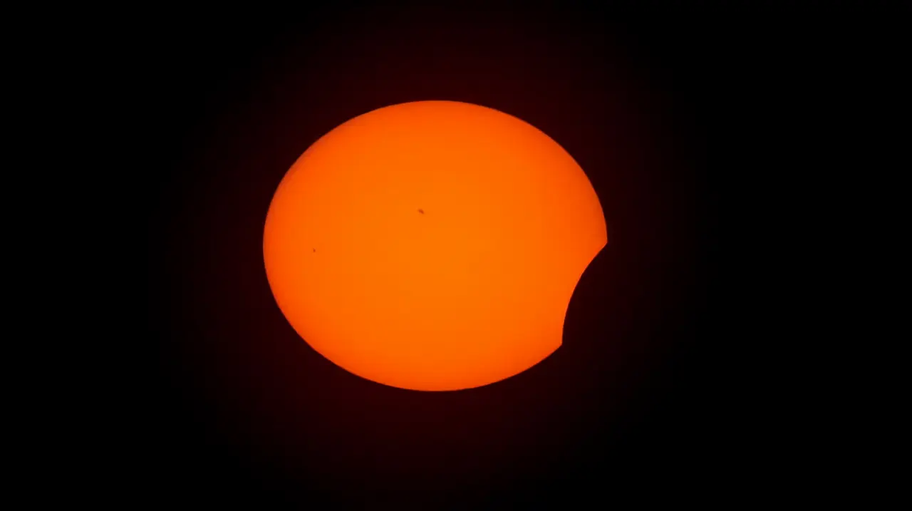 España se prepara para un eclipse solar raro en medio del calor extremo y los incendios