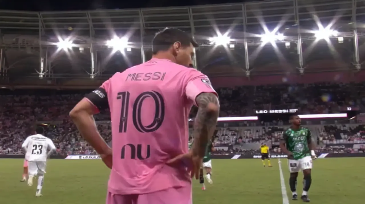 Messi volvió a jugar con Inter Miami, recibió una ovación y vivió un curioso abrazo en pleno partido