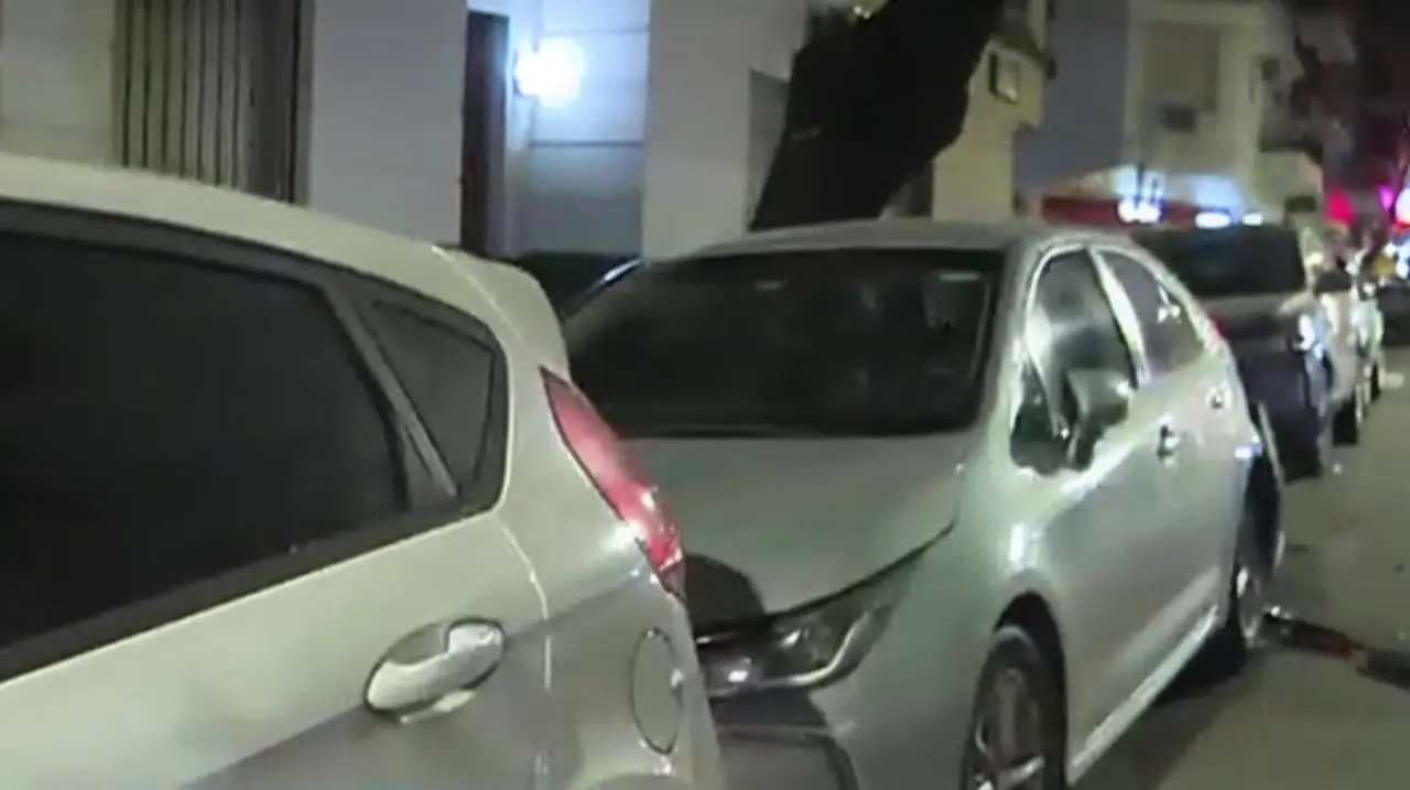 Belgrano: un auto chocó a tres vehículos estacionados y el conductor huyó