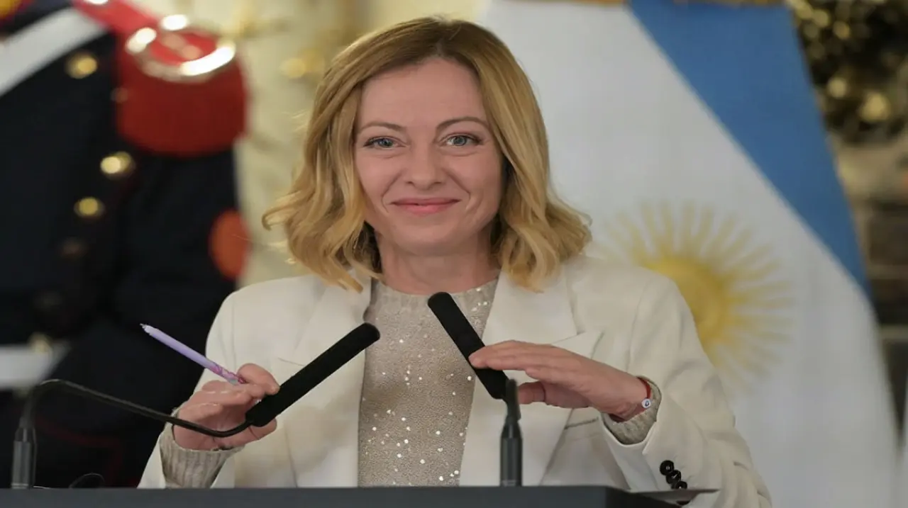 Del negro al pastel: la moda de Giorgia Meloni acompaña su giro político