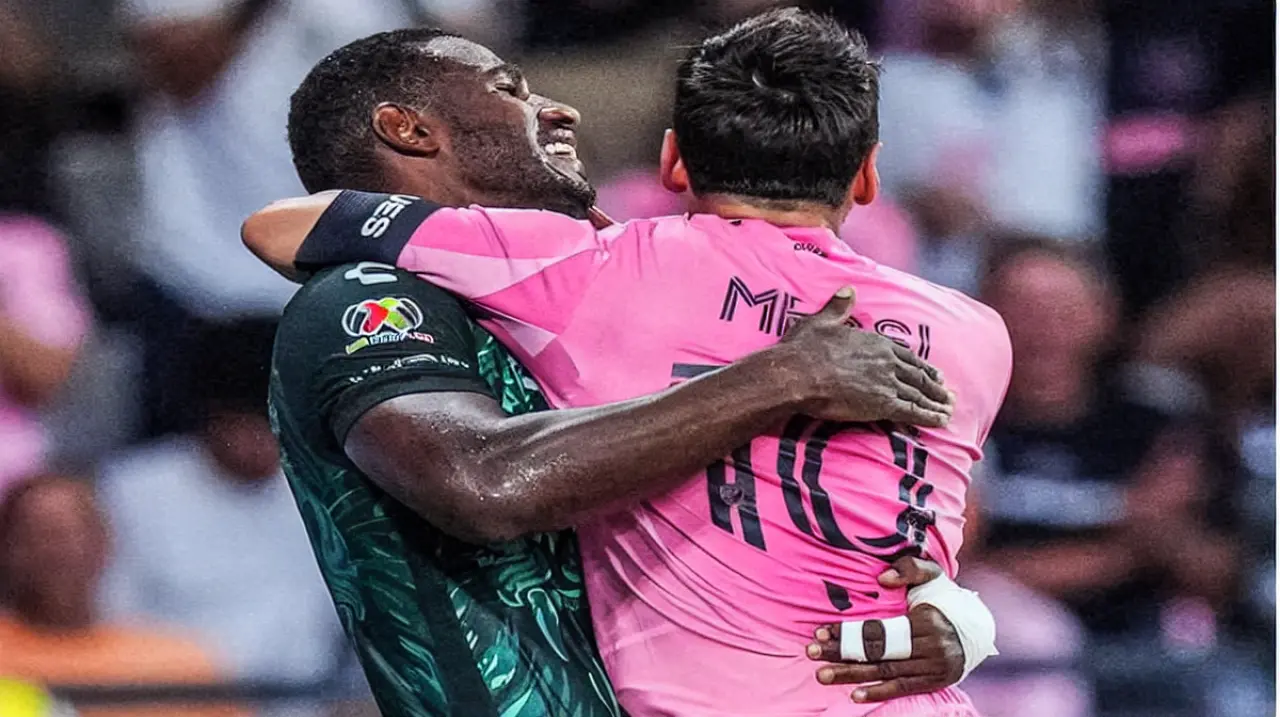 El gesto de Romaña con Messi que desató emoción en pleno partido