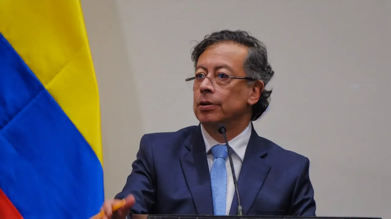 El Senado autorizó la salida del país de Gustavo Petro por un año y desató una ola de reacciones políticas
