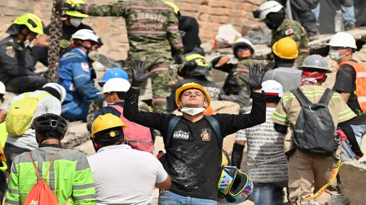 Colombia acelera el rescate entre réplicas y cientos de desaparecidos