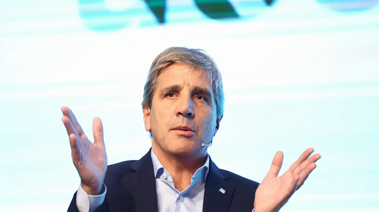 Caputo anunciará cambios en la regulación de los préstamos en dólares para empresas
