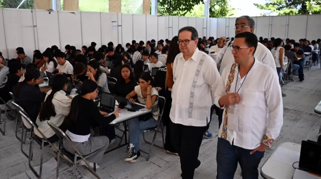 Rector de la UNAM supervisa en Oaxaca el examen de control para aspirantes a licenciatura