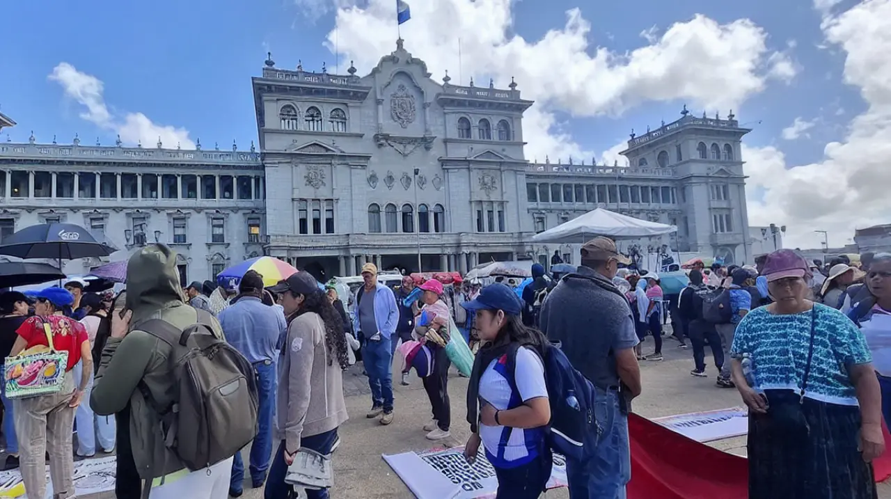 Maestros se concentran en la Plaza de la Constitución y marchan al Congreso con peticiones educativas