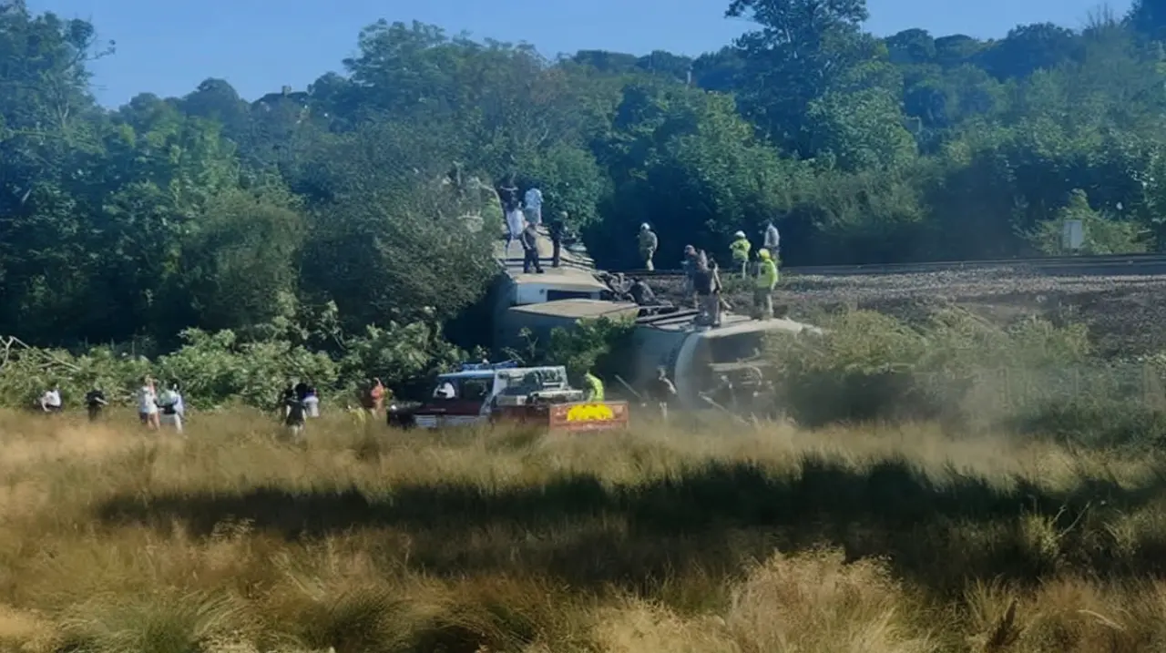 Descarriló un tren de pasajeros en el sur de Inglaterra y volcaron tres vagones