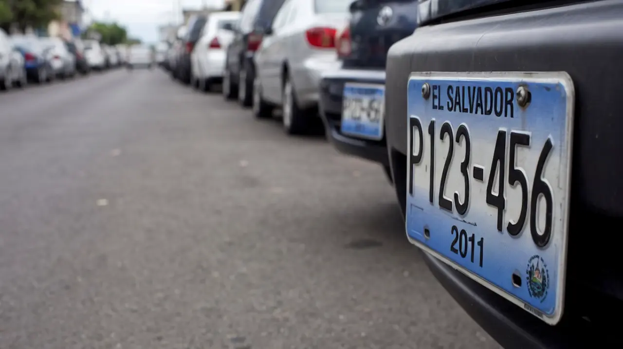 El Salvador extiende hasta 2027 la vigencia de las placas vehiculares de 2011