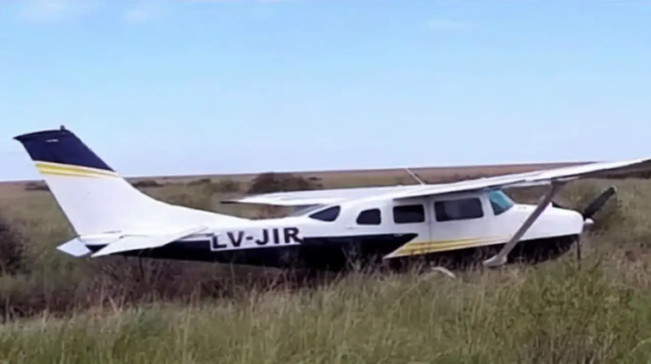 Investigan un helicóptero vinculado con una avioneta abandonada en un bañado santiagueño