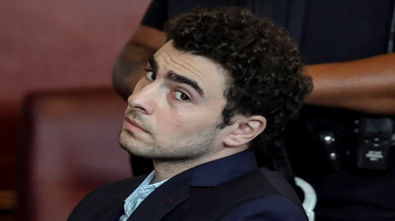 Luigi Mangione se declaró culpable del crimen de Brian Thompson y complica su defensa