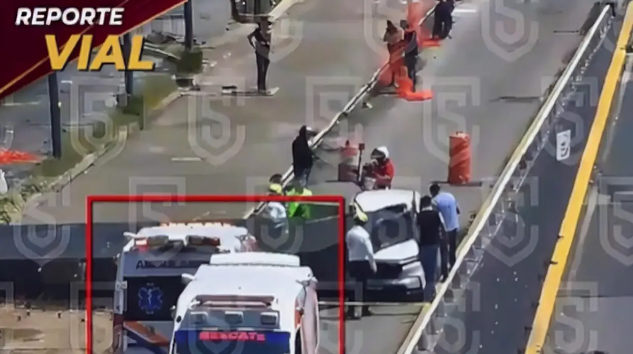Estructura cae sobre camioneta en Interlomas; muere una mujer
