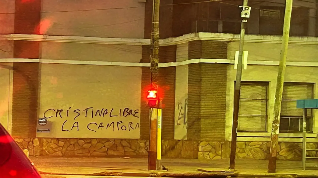 Lanús denunció una campaña sucia por pintadas de “Cristina Libre” atribuidas a La Cámpora