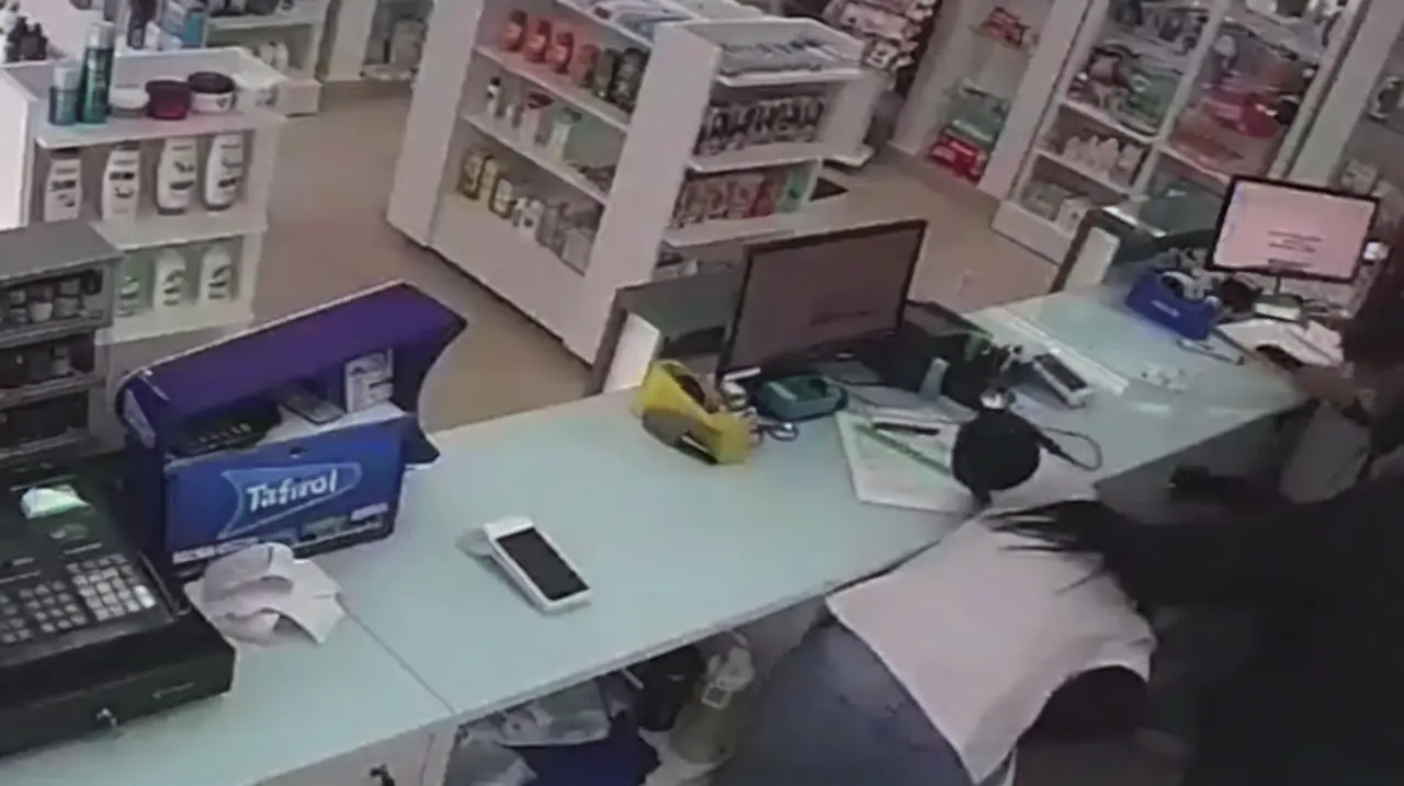 Robo violento en una farmacia de Gonnet: se hicieron pasar por clientes y atacaron a las empleadas