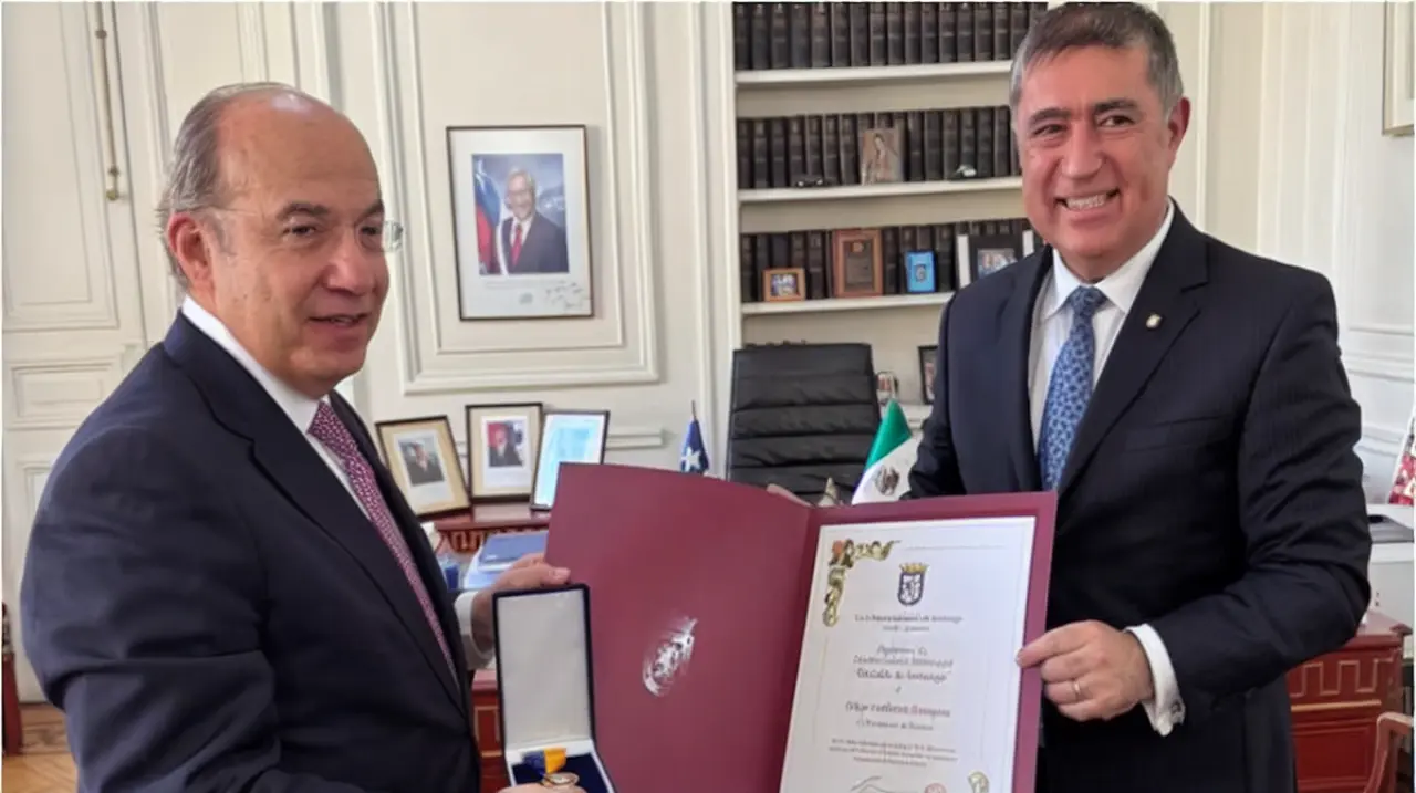 Felipe Calderón recibe en Santiago la Medalla de Santiago por su defensa de la democracia