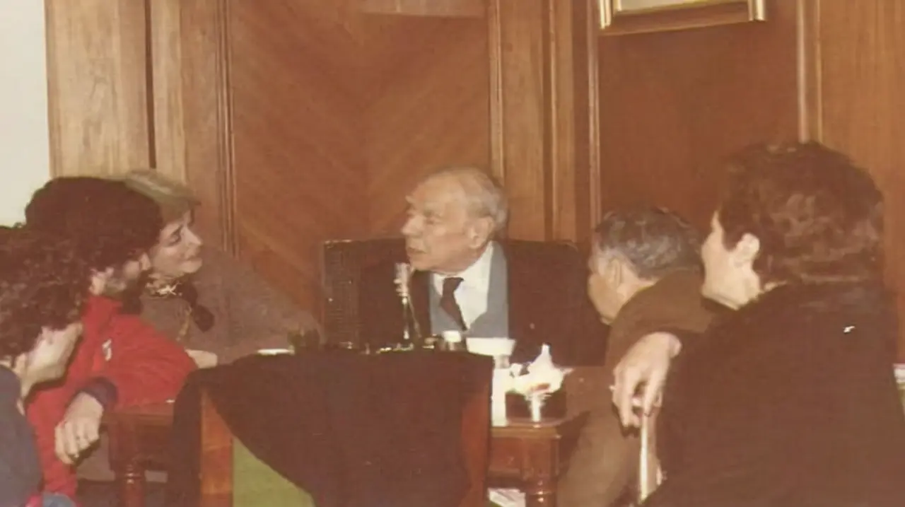 Borges, entre el azar y el infinito: una foto reabre una escena de 1985