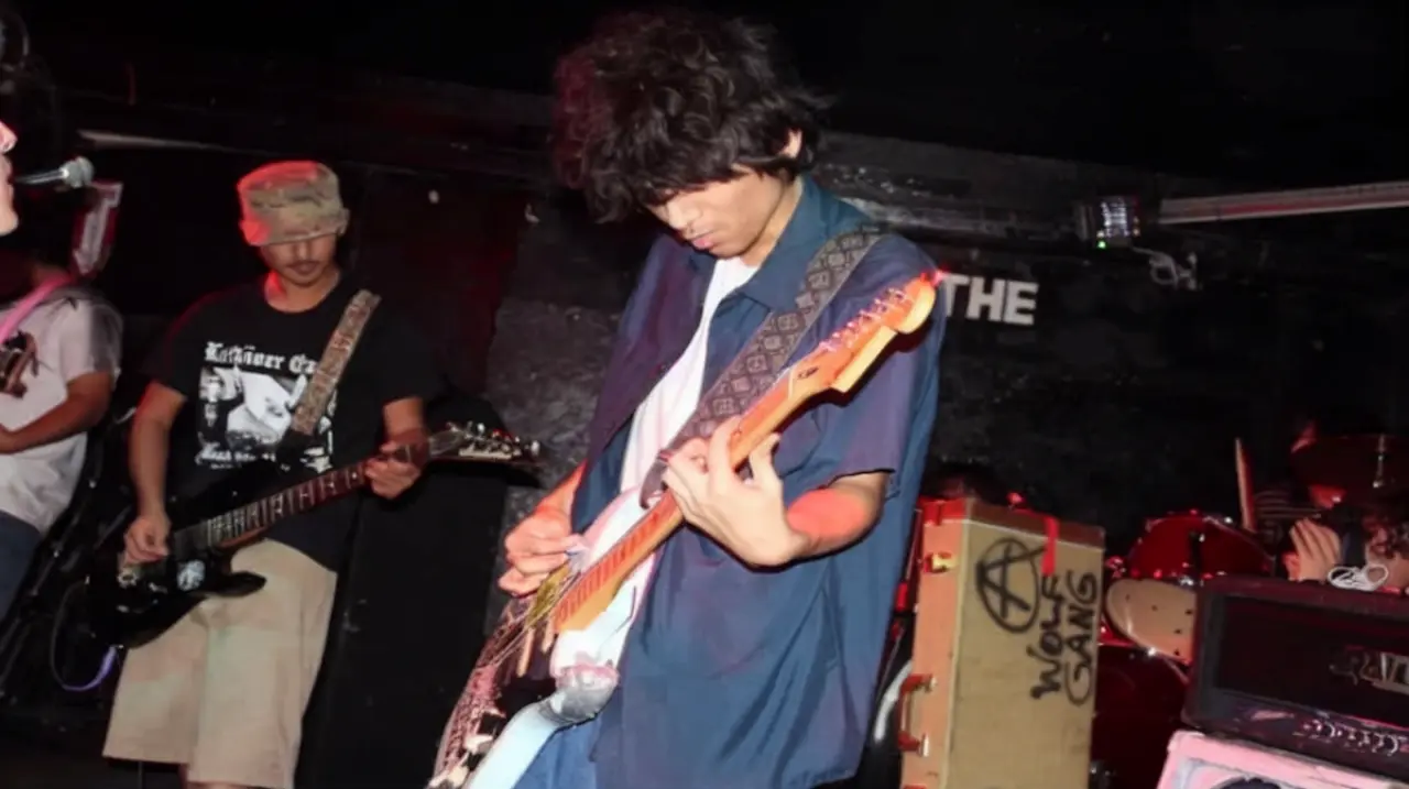 Tras la deportación de su padre, un joven músico de Houston pausa su banda y planea volver a México