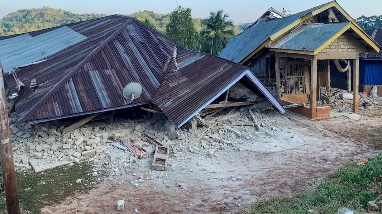 Un sismo de magnitud 7,7 sacudió Indonesia y obligó a activar una alerta de tsunami que luego fue levantada