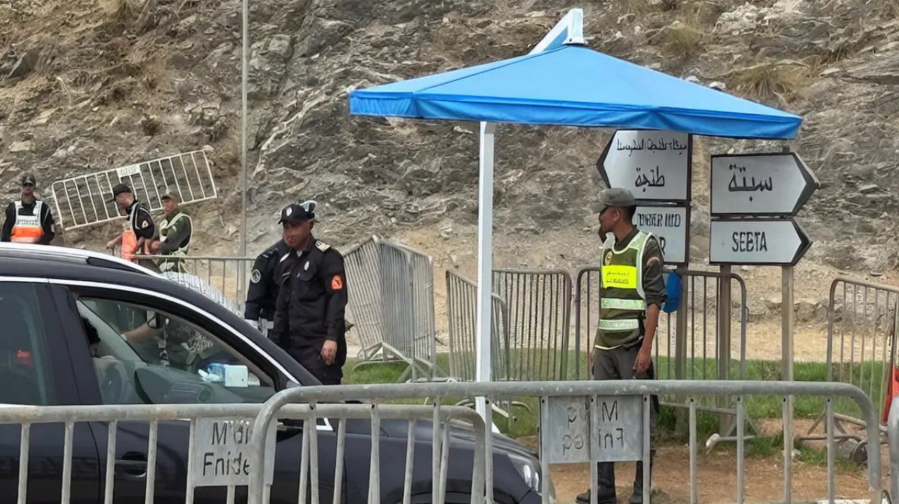 Marruecos refuerza el control en la frontera con Ceuta y frena un intento de cruce de cientos de migrantes