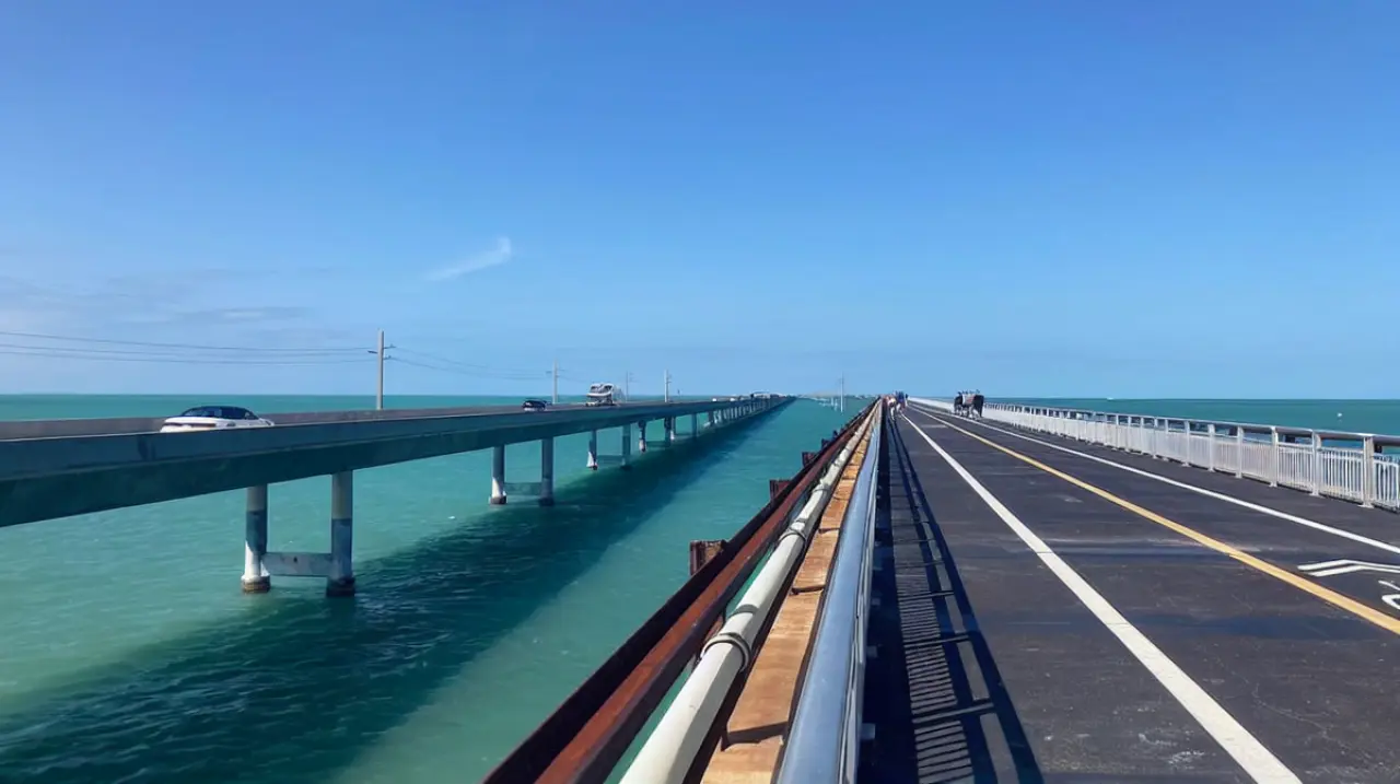 La carretera de Florida que une cayos, puentes y océano en un viaje sobre el agua