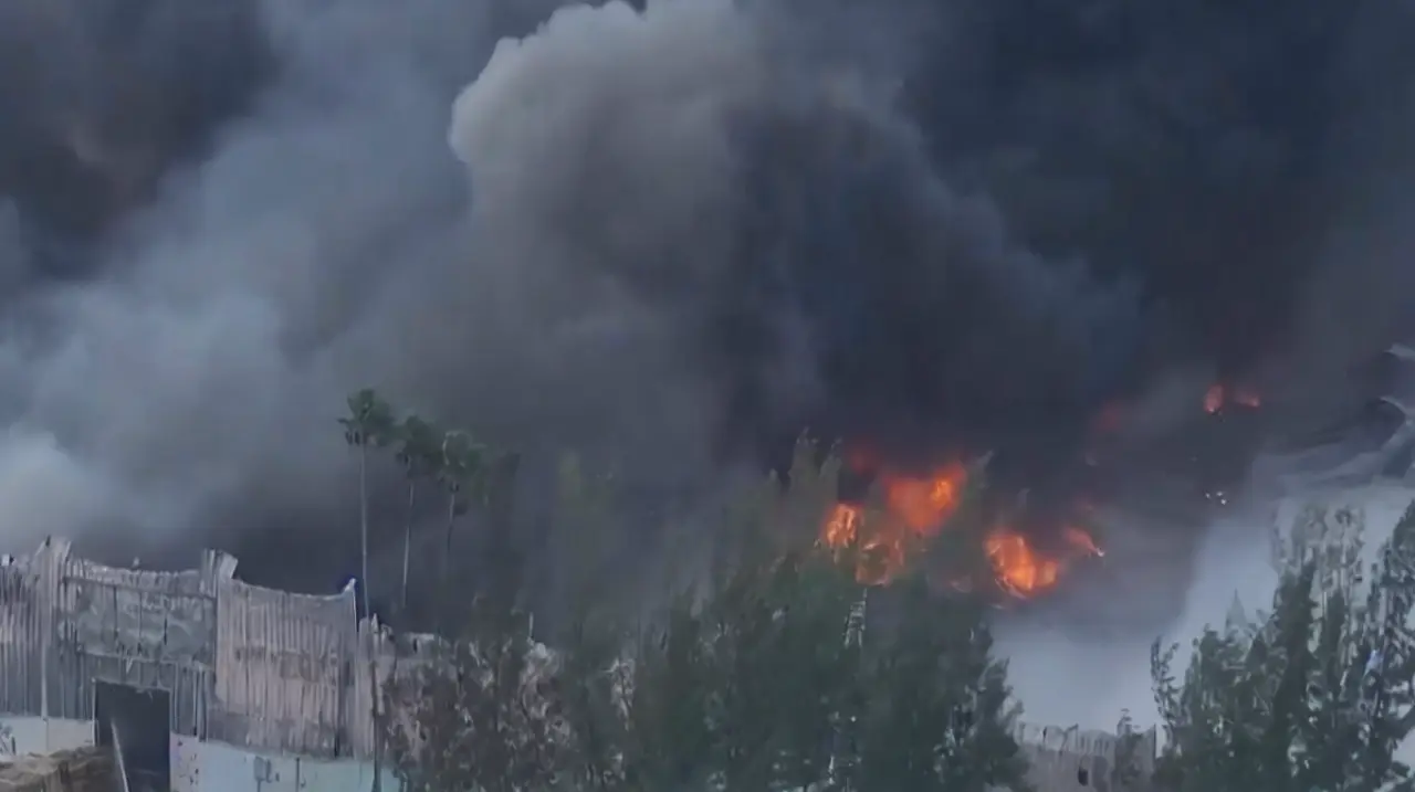 Dos incendios forestales obligan a cerrar un tramo de Krome Avenue en el oeste de Miami-Dade
