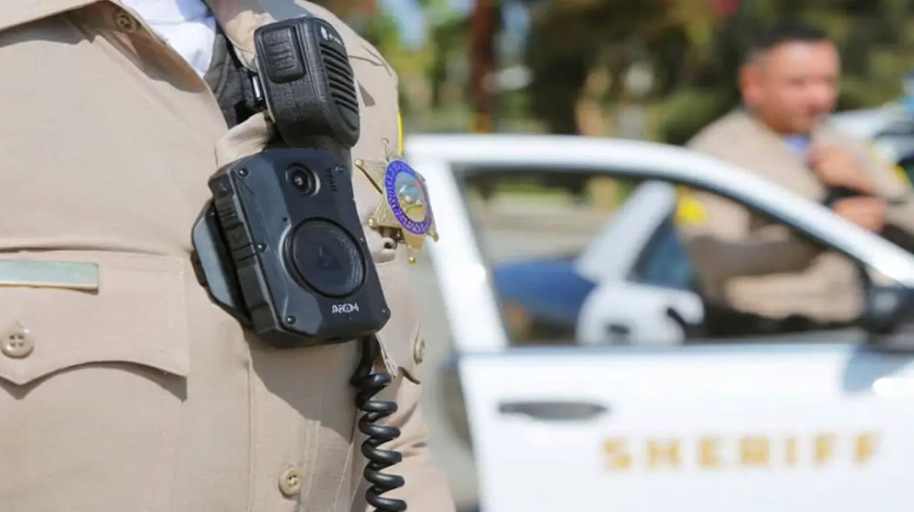 ICE acelera el uso de cámaras corporales y conserva poder para demorar videos sin plazo
