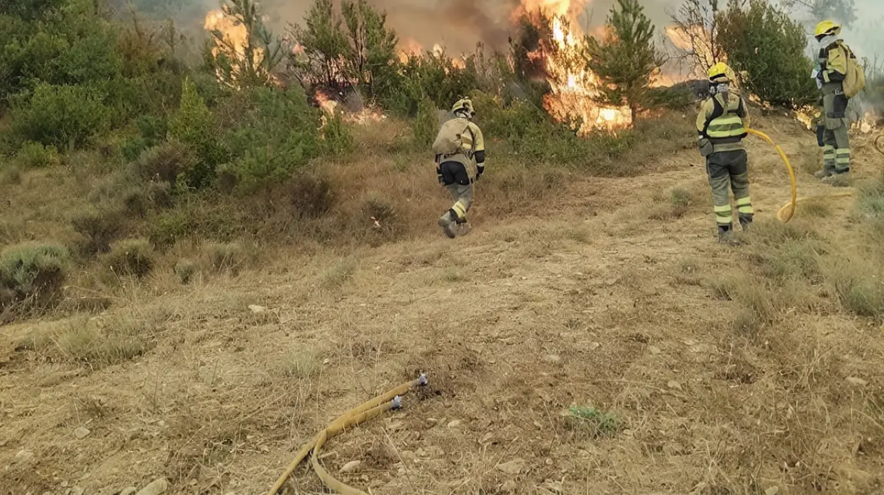 El incendio de Riglos sigue activo pero frena su avance hacia los pueblos