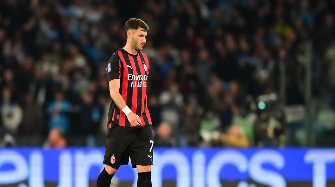 Santiago Giménez seguirá en el AC Milan: no aparece entre los transferibles