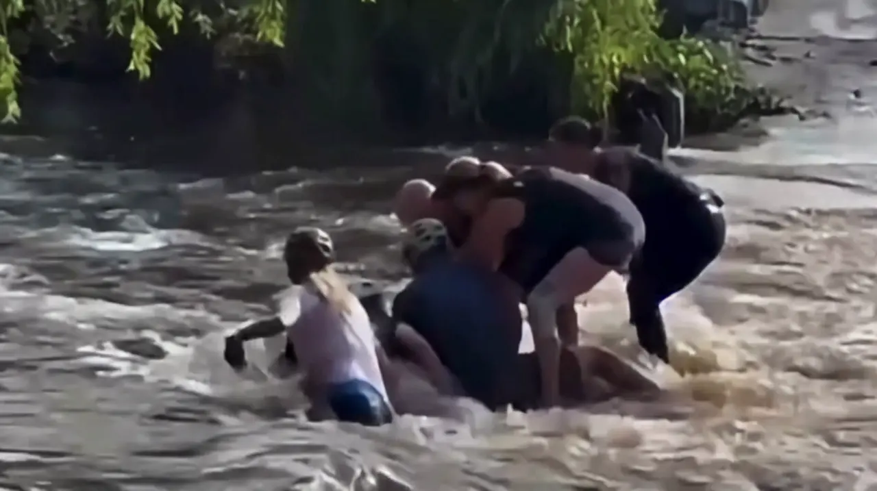 Una ciclista cayó a un canal inundado en Arizona y fue rescatada tras quedar bajo el agua