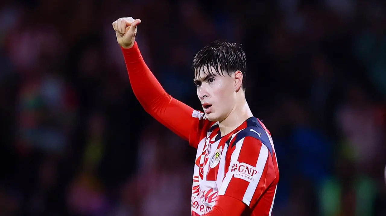 Olympiacos pone la mira en Armando González y Chivas ya tiene una oferta sobre la mesa