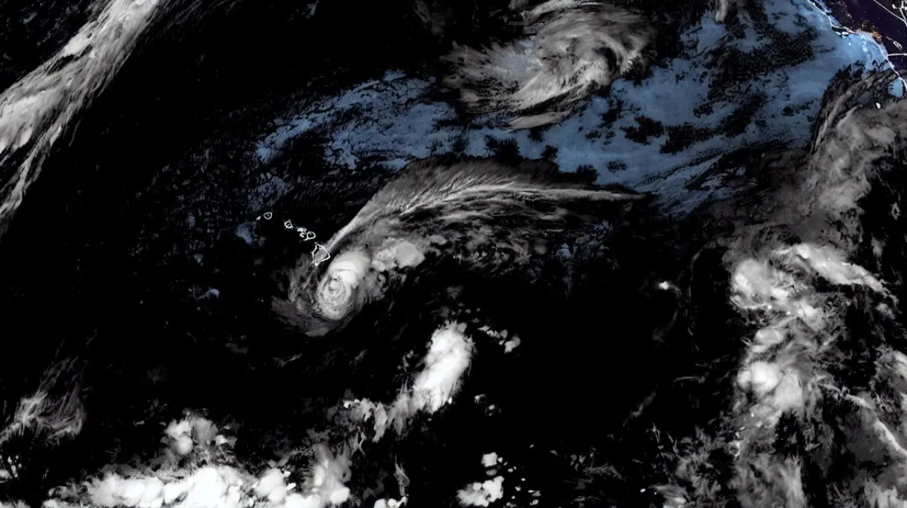Lala se intensifica a huracán y pone en alerta a Hawái por lluvias, viento y marejada