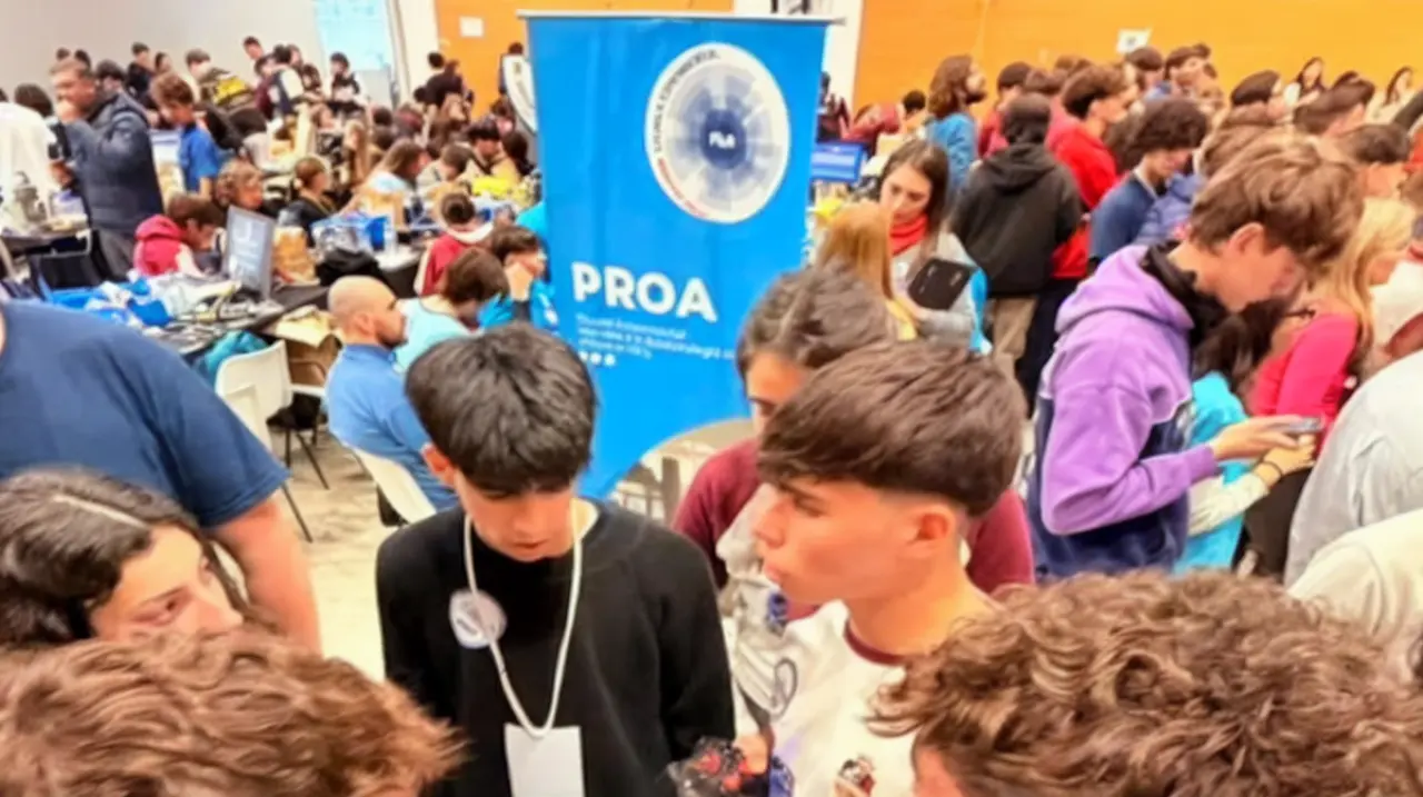 Más de 15.000 estudiantes compiten en una robótica que mezcla programación, alianzas y estrategia