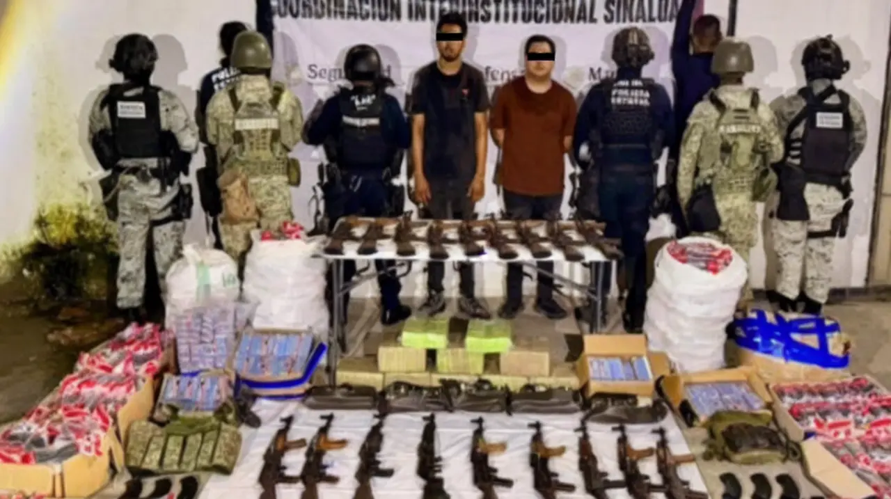 Detienen en Mazatlán a dos presuntos integrantes del Cártel de Sinaloa con 19 armas largas y más de 15 mil cartuchos