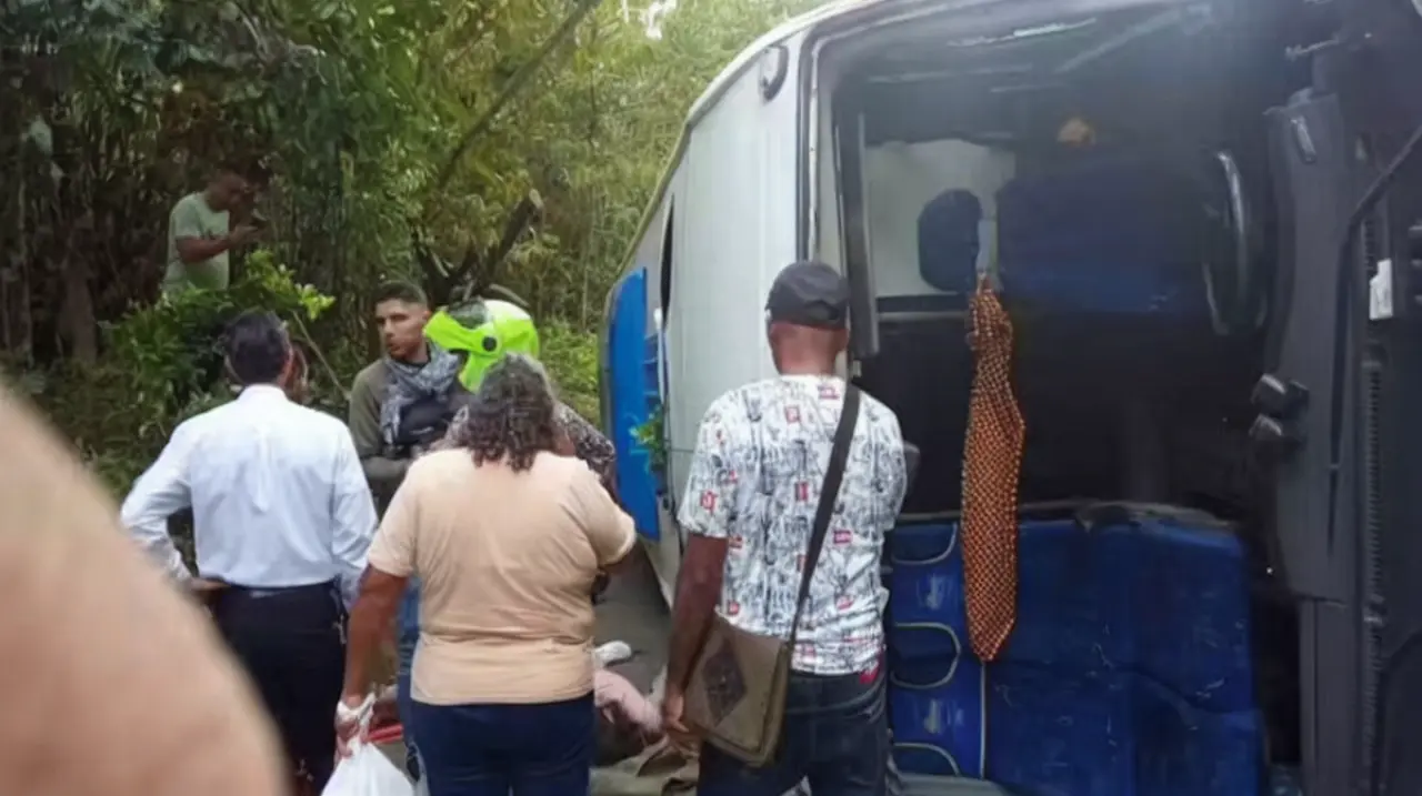 Volcamiento de microbús en la Medellín-Bogotá deja dos muertos y siete heridos en Cocorná