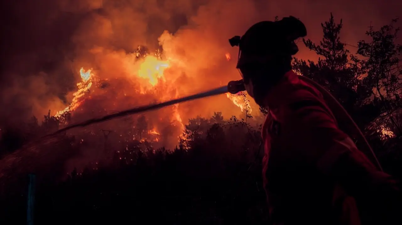Niebla avanza hacia el control mientras el incendio de Las Peñas de Riglos sigue fuera de control
