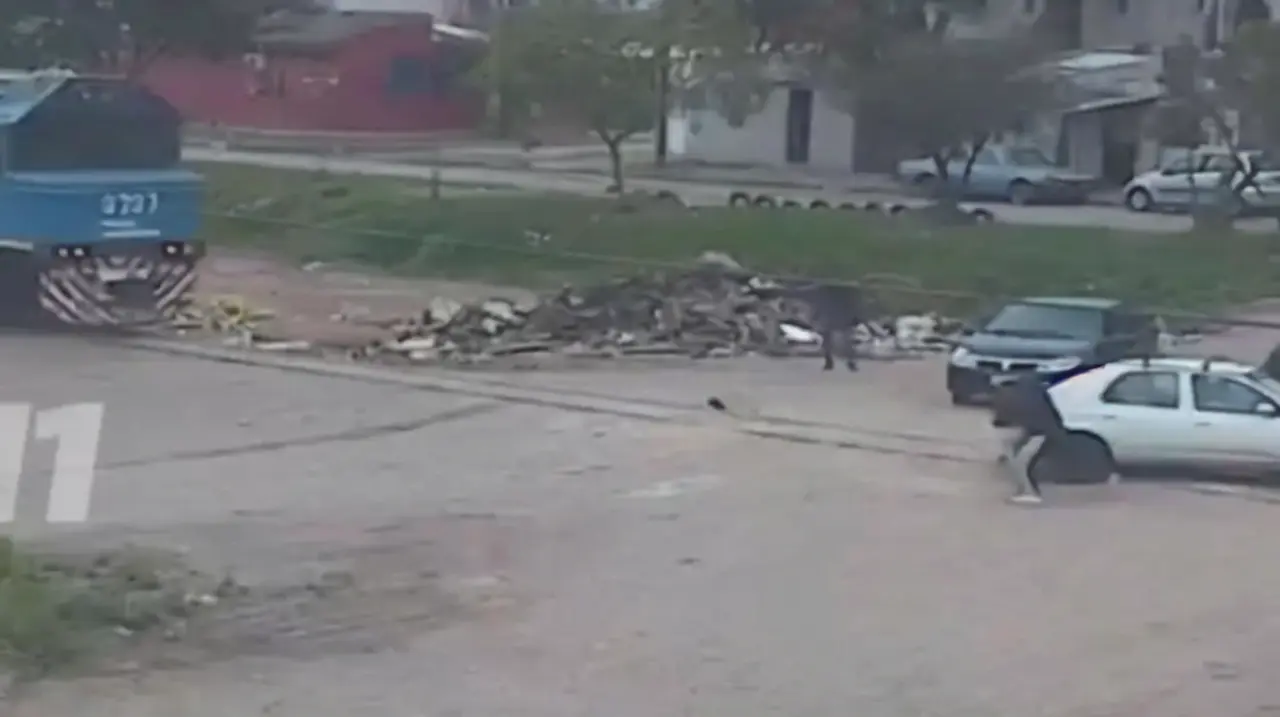 Un tren de carga embistió un auto en Córdoba y una mujer quedó atrapada, pero ilesa