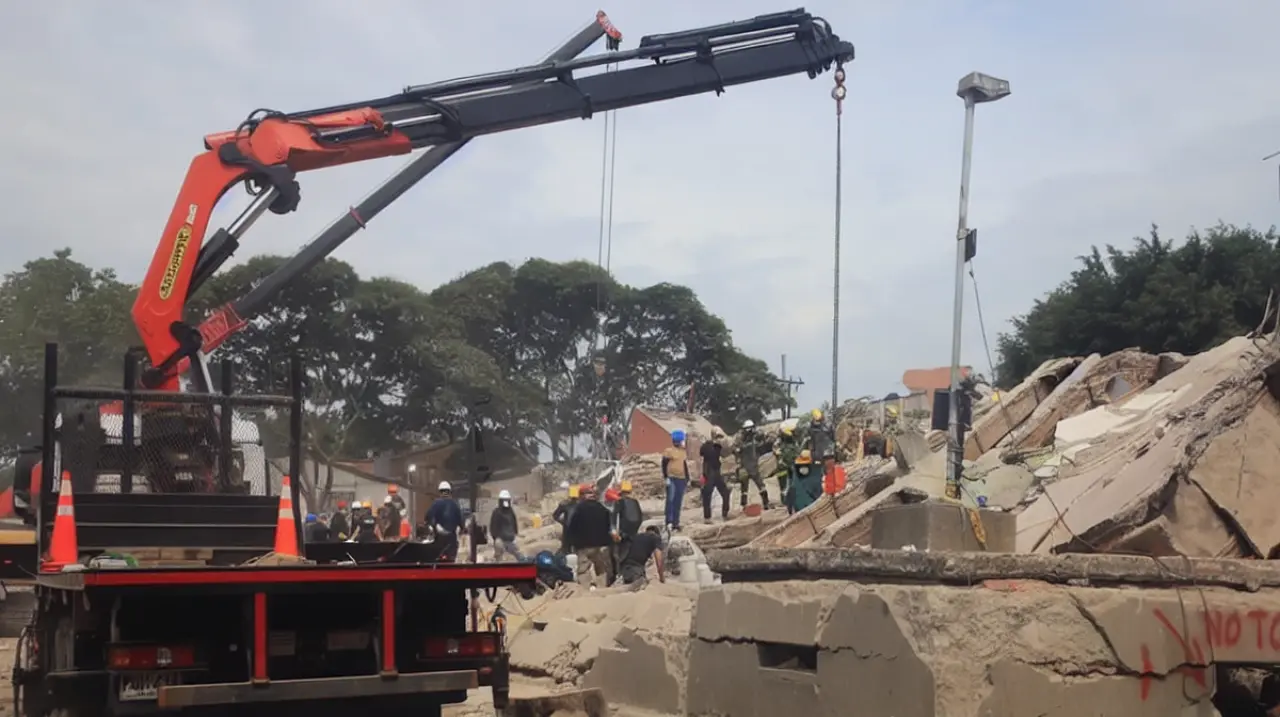 Dos iniciativas buscan dar respuesta habitacional con reciclaje y viviendas prefabricadas tras el sismo del 10 de agosto