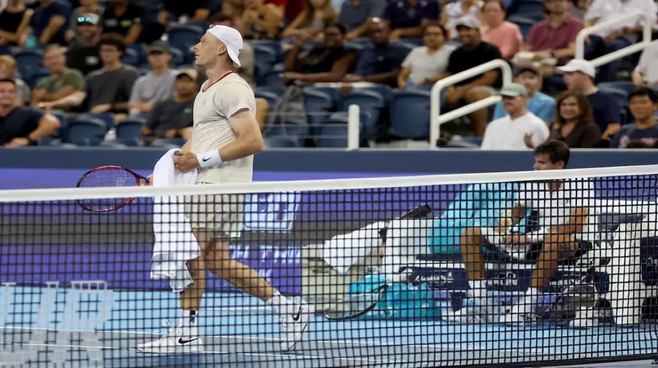 Jódar venció a Shapovalov en Cincinnati, pero una pausa por sus zapatillas generó enojo